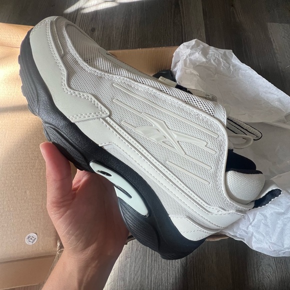 Reebok Gigi Hadid DMX Series 2200 Zip Sneakers Chalk White EF2923 - Picture 2 of 5